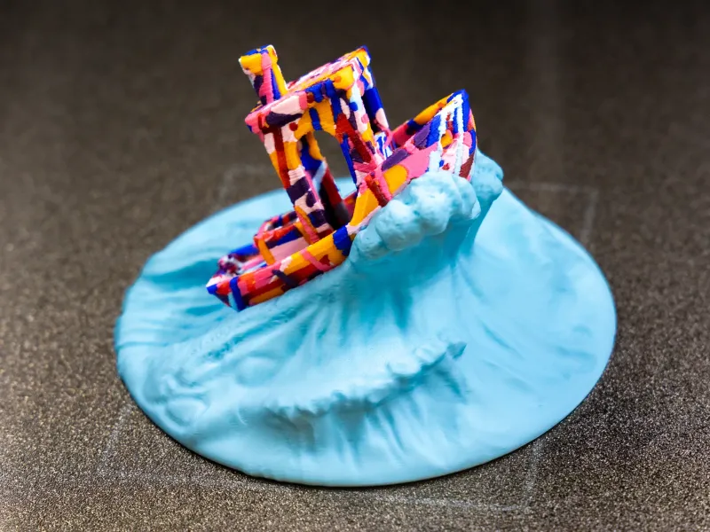 Multi-color Benchy on a wave